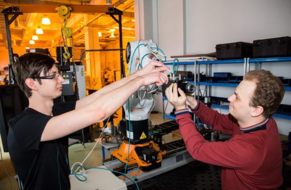 Студенты ДВФУ обучили промышленного робота и выиграли международный конкурс MathWorks