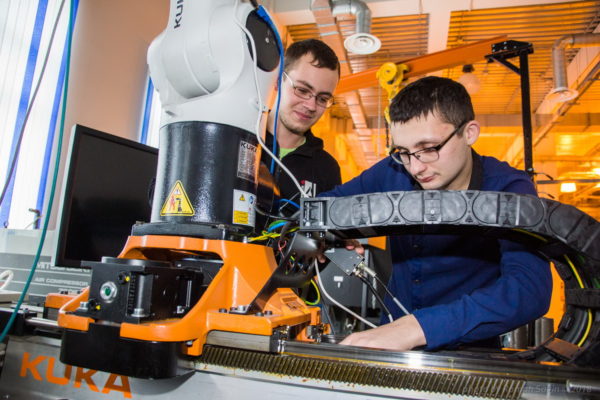 Студенты ДВФУ обучили промышленного робота